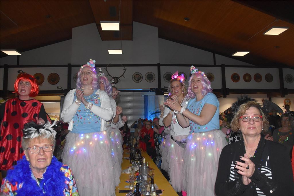 66-mal gute Laune bei der Damensitzung der MKG Alle haben Lust zu feiern: Die Stimmung war ausgelassen bei der Damensitzung der MKG am Samstagabend in der Hubertushalle.