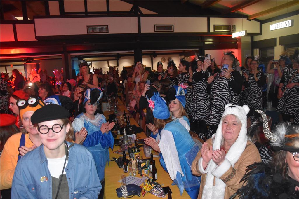 66-mal gute Laune bei der Damensitzung der MKG Alle haben Lust zu feiern: Die Stimmung war ausgelassen bei der Damensitzung der MKG am Samstagabend in der Hubertushalle.