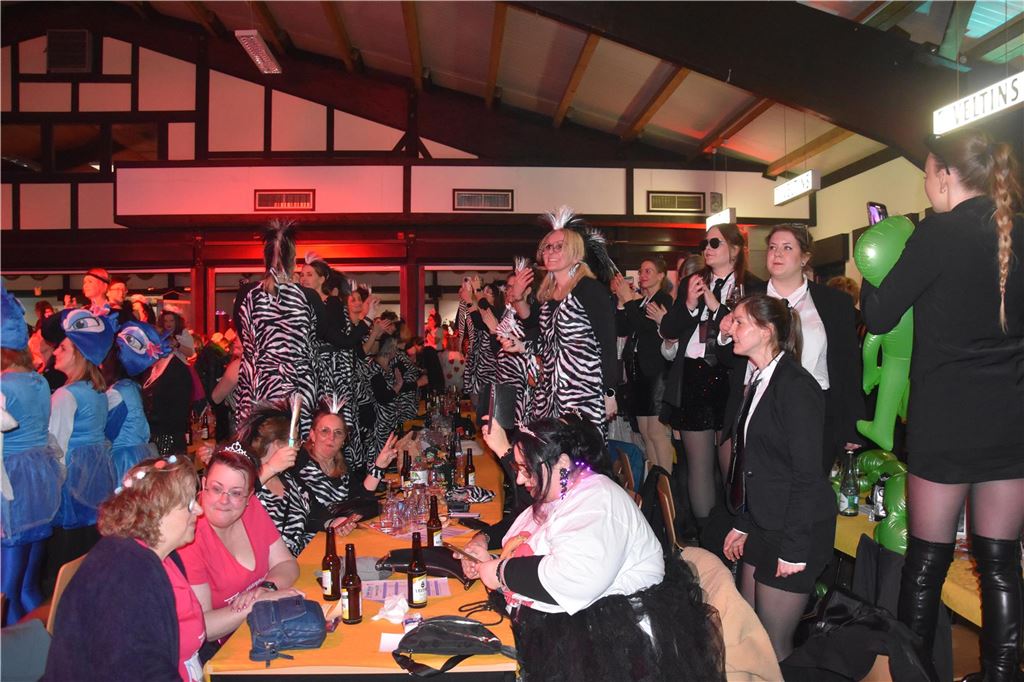 66-mal gute Laune bei der Damensitzung der MKG Alle haben Lust zu feiern: Die Stimmung war ausgelassen bei der Damensitzung der MKG am Samstagabend in der Hubertushalle.