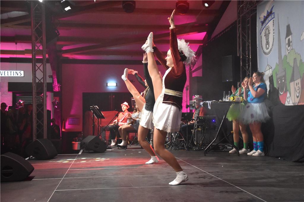 66-mal gute Laune bei der Damensitzung der MKG Alle haben Lust zu feiern: Die Stimmung war ausgelassen bei der Damensitzung der MKG am Samstagabend in der Hubertushalle.