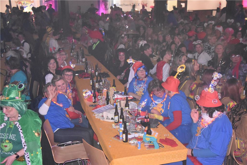 66-mal gute Laune bei der Damensitzung der MKG Alle haben Lust zu feiern: Die Stimmung war ausgelassen bei der Damensitzung der MKG am Samstagabend in der Hubertushalle.