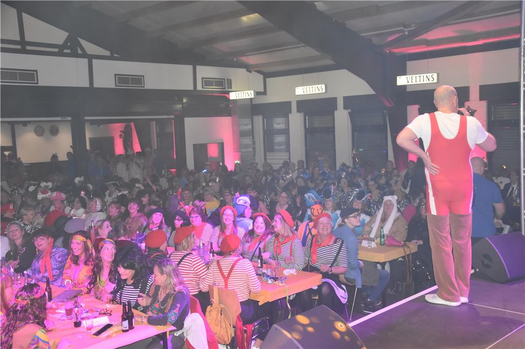 66-mal gute Laune bei der Damensitzung der MKG Alle haben Lust zu feiern: Die Stimmung war ausgelassen bei der Damensitzung der MKG am Samstagabend in der Hubertushalle.
