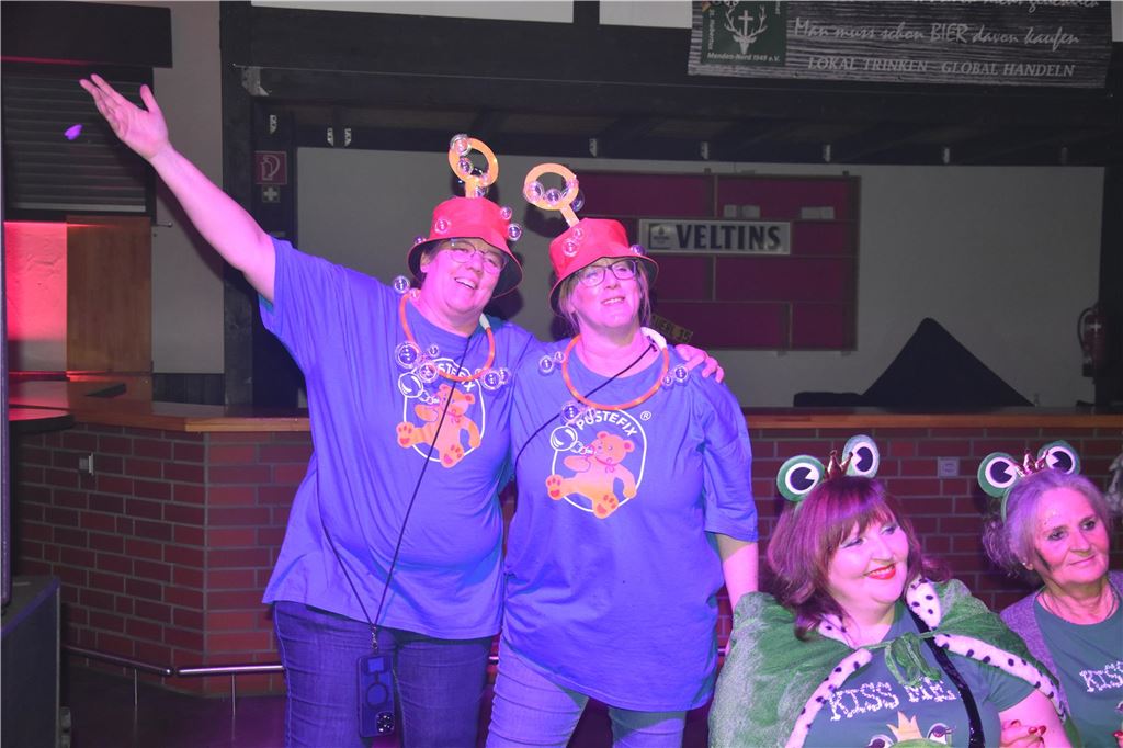 66-mal gute Laune bei der Damensitzung der MKG Alle haben Lust zu feiern: Die Stimmung war ausgelassen bei der Damensitzung der MKG am Samstagabend in der Hubertushalle.
