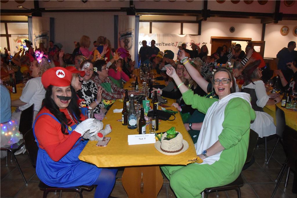 66-mal gute Laune bei der Damensitzung der MKG Alle haben Lust zu feiern: Die Stimmung war ausgelassen bei der Damensitzung der MKG am Samstagabend in der Hubertushalle.