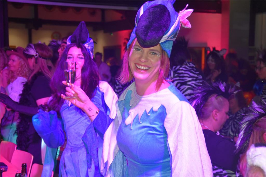 66-mal gute Laune bei der Damensitzung der MKG Alle haben Lust zu feiern: Die Stimmung war ausgelassen bei der Damensitzung der MKG am Samstagabend in der Hubertushalle.