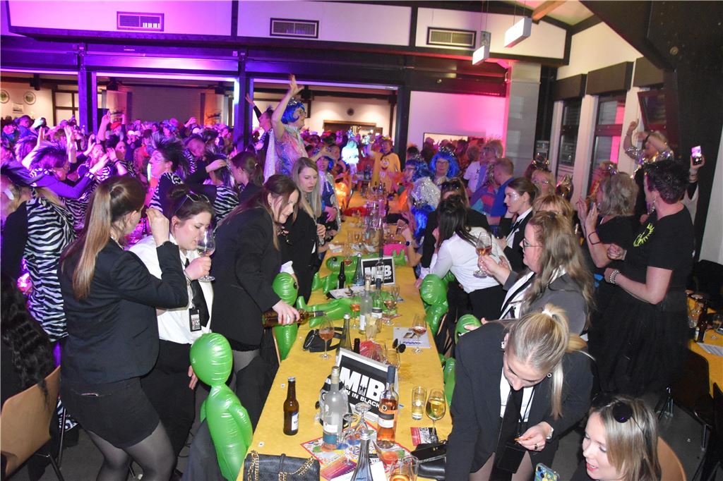 66-mal gute Laune bei der Damensitzung der MKG Alle haben Lust zu feiern: Die Stimmung war ausgelassen bei der Damensitzung der MKG am Samstagabend in der Hubertushalle.