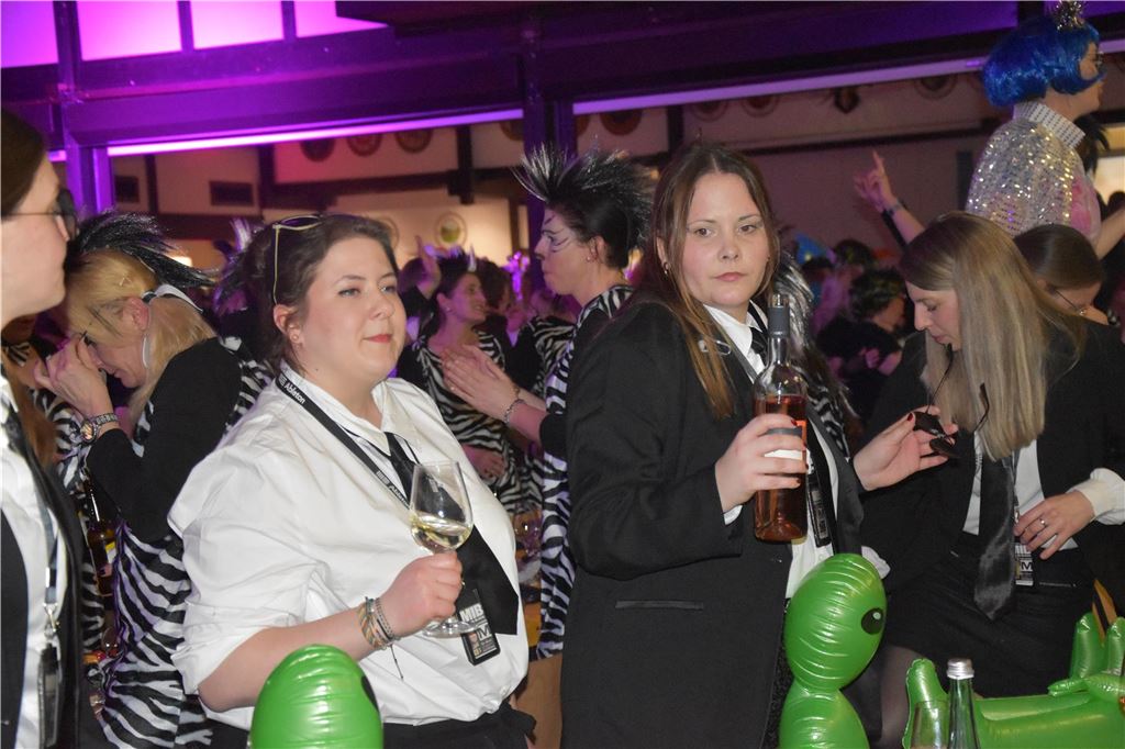66-mal gute Laune bei der Damensitzung der MKG Alle haben Lust zu feiern: Die Stimmung war ausgelassen bei der Damensitzung der MKG am Samstagabend in der Hubertushalle.