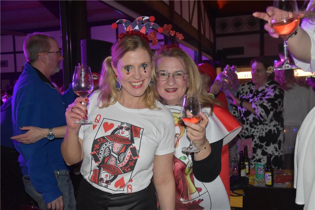 66-mal gute Laune bei der Damensitzung der MKG Alle haben Lust zu feiern: Die Stimmung war ausgelassen bei der Damensitzung der MKG am Samstagabend in der Hubertushalle.