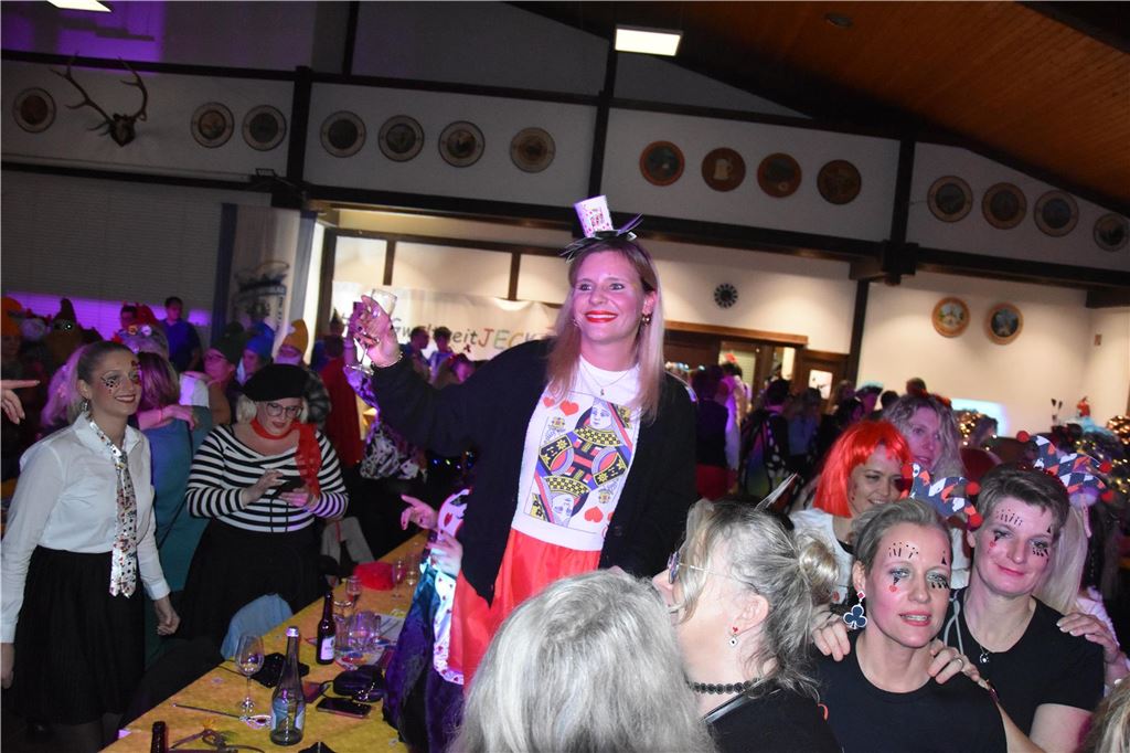 66-mal gute Laune bei der Damensitzung der MKG Alle haben Lust zu feiern: Die Stimmung war ausgelassen bei der Damensitzung der MKG am Samstagabend in der Hubertushalle.