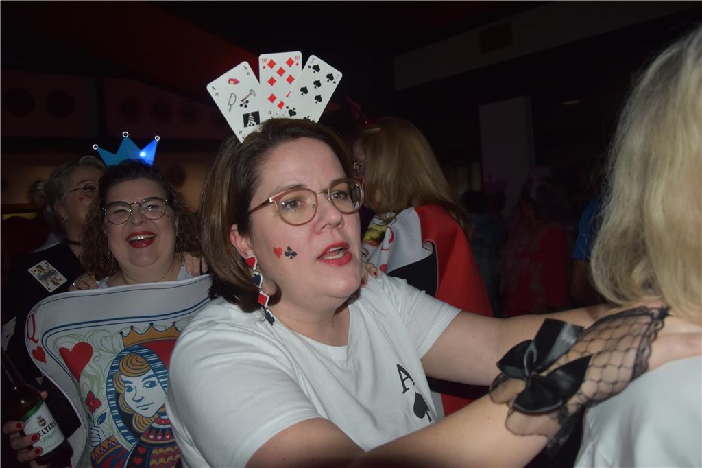 66-mal gute Laune bei der Damensitzung der MKG Alle haben Lust zu feiern: Die Stimmung war ausgelassen bei der Damensitzung der MKG am Samstagabend in der Hubertushalle.
