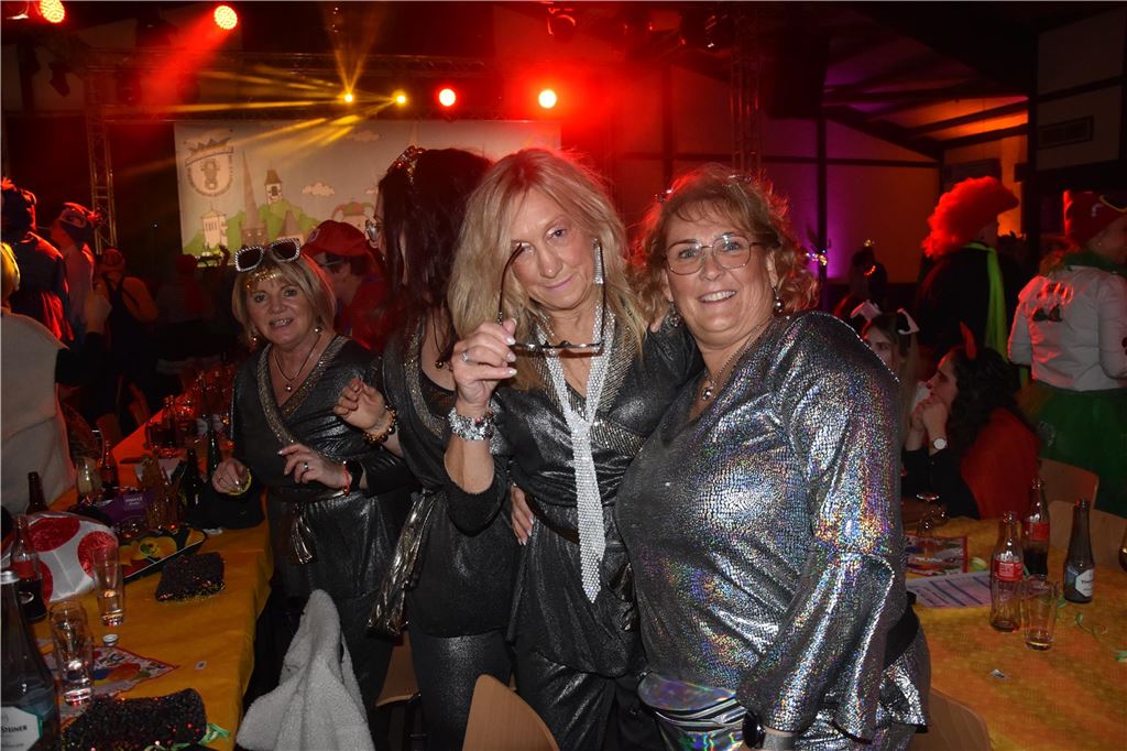 66-mal gute Laune bei der Damensitzung der MKG Alle haben Lust zu feiern: Die Stimmung war ausgelassen bei der Damensitzung der MKG am Samstagabend in der Hubertushalle.