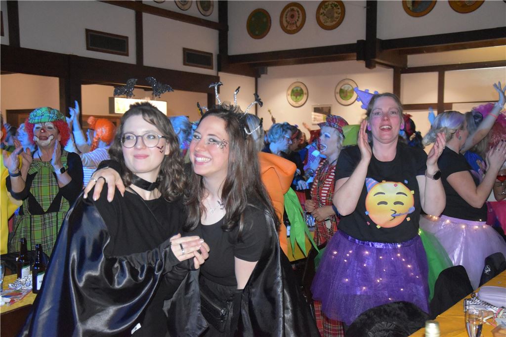 66-mal gute Laune bei der Damensitzung der MKG Alle haben Lust zu feiern: Die Stimmung war ausgelassen bei der Damensitzung der MKG am Samstagabend in der Hubertushalle.