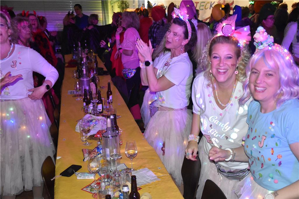 66-mal gute Laune bei der Damensitzung der MKG Alle haben Lust zu feiern: Die Stimmung war ausgelassen bei der Damensitzung der MKG am Samstagabend in der Hubertushalle.