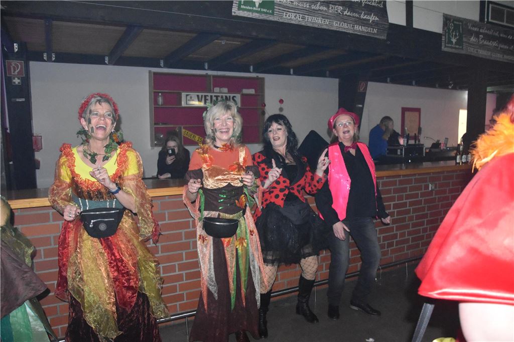 66-mal gute Laune bei der Damensitzung der MKG Alle haben Lust zu feiern: Die Stimmung war ausgelassen bei der Damensitzung der MKG am Samstagabend in der Hubertushalle.