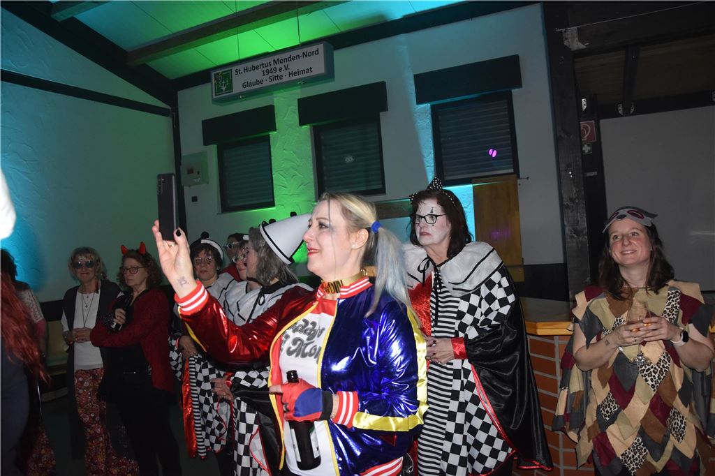 66-mal gute Laune bei der Damensitzung der MKG Alle haben Lust zu feiern: Die Stimmung war ausgelassen bei der Damensitzung der MKG am Samstagabend in der Hubertushalle.