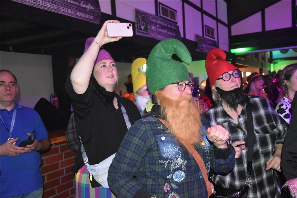66-mal gute Laune bei der Damensitzung der MKG Alle haben Lust zu feiern: Die Stimmung war ausgelassen bei der Damensitzung der MKG am Samstagabend in der Hubertushalle.