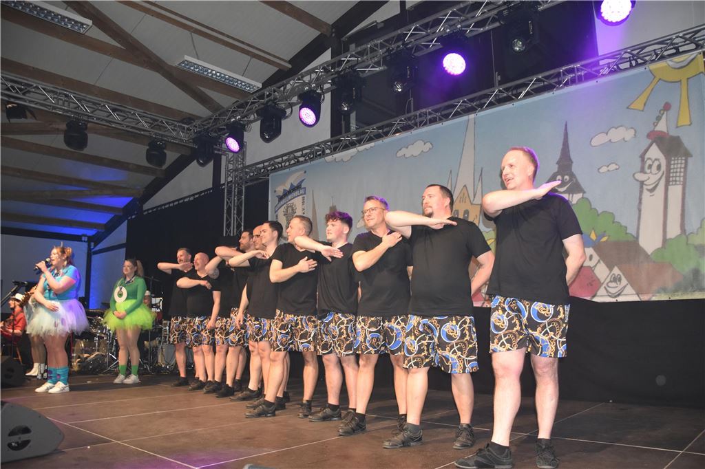 66-mal gute Laune bei der Damensitzung der MKG Alle haben Lust zu feiern: Die Stimmung war ausgelassen bei der Damensitzung der MKG am Samstagabend in der Hubertushalle.
