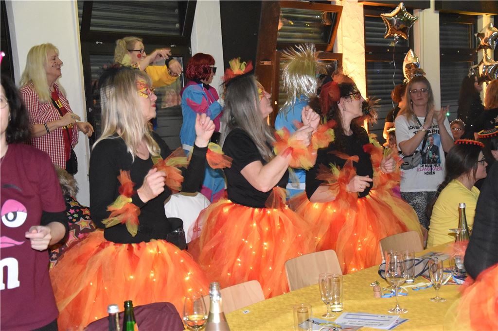 66-mal gute Laune bei der Damensitzung der MKG Alle haben Lust zu feiern: Die Stimmung war ausgelassen bei der Damensitzung der MKG am Samstagabend in der Hubertushalle.