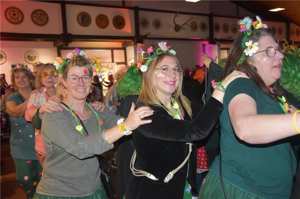 66-mal gute Laune bei der Damensitzung der MKG Alle haben Lust zu feiern: Die Stimmung war ausgelassen bei der Damensitzung der MKG am Samstagabend in der Hubertushalle.