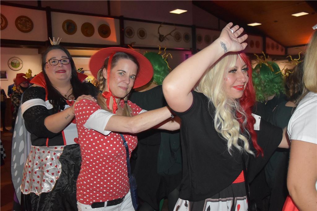 66-mal gute Laune bei der Damensitzung der MKG Alle haben Lust zu feiern: Die Stimmung war ausgelassen bei der Damensitzung der MKG am Samstagabend in der Hubertushalle.