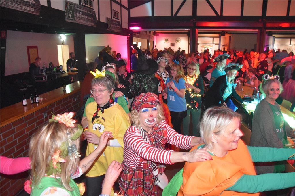 66-mal gute Laune bei der Damensitzung der MKG Alle haben Lust zu feiern: Die Stimmung war ausgelassen bei der Damensitzung der MKG am Samstagabend in der Hubertushalle.