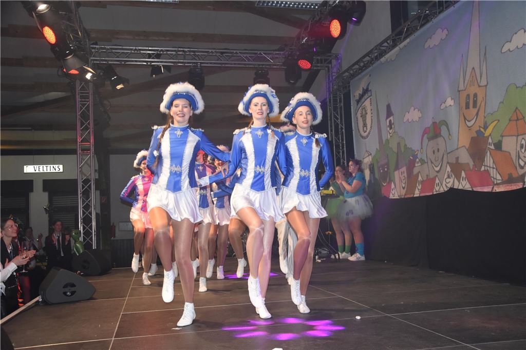 66-mal gute Laune bei der Damensitzung der MKG Alle haben Lust zu feiern: Die Stimmung war ausgelassen bei der Damensitzung der MKG am Samstagabend in der Hubertushalle.