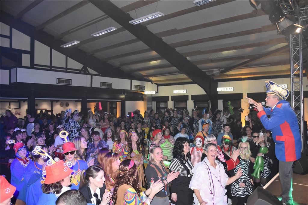 66-mal gute Laune bei der Damensitzung der MKG Alle haben Lust zu feiern: Die Stimmung war ausgelassen bei der Damensitzung der MKG am Samstagabend in der Hubertushalle.