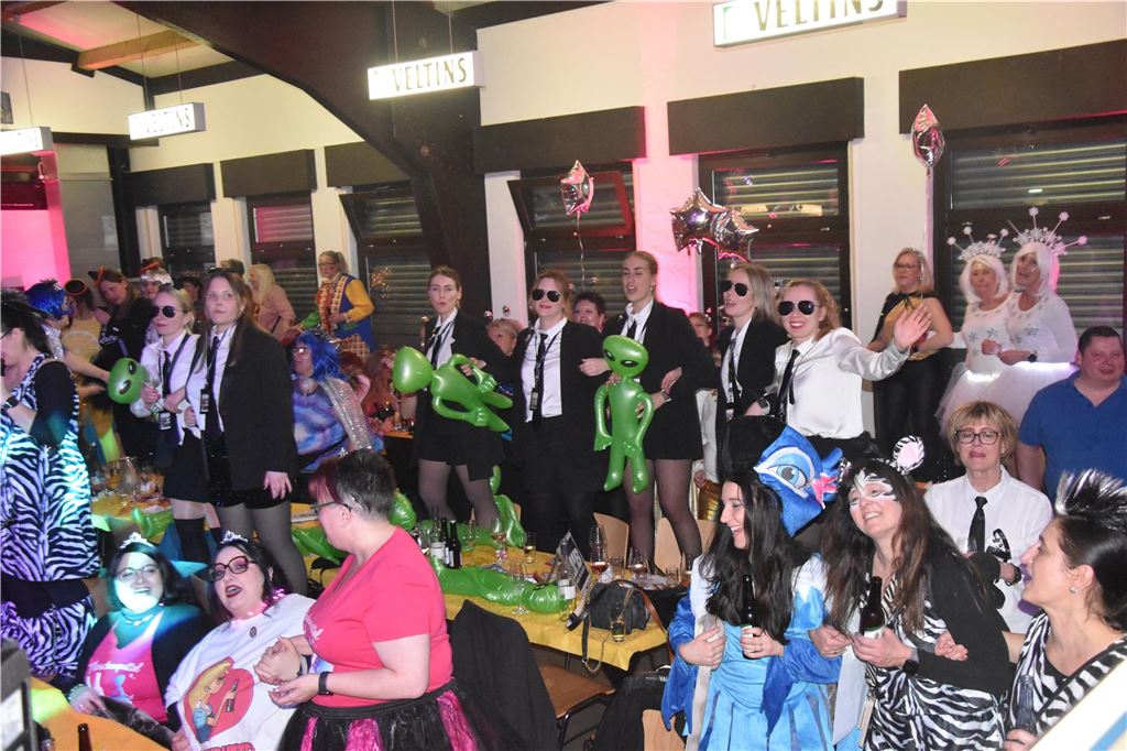 66-mal gute Laune bei der Damensitzung der MKG Alle haben Lust zu feiern: Die Stimmung war ausgelassen bei der Damensitzung der MKG am Samstagabend in der Hubertushalle.