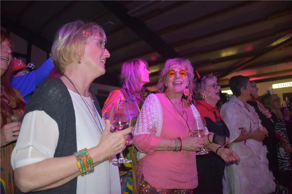 66-mal gute Laune bei der Damensitzung der MKG Alle haben Lust zu feiern: Die Stimmung war ausgelassen bei der Damensitzung der MKG am Samstagabend in der Hubertushalle.