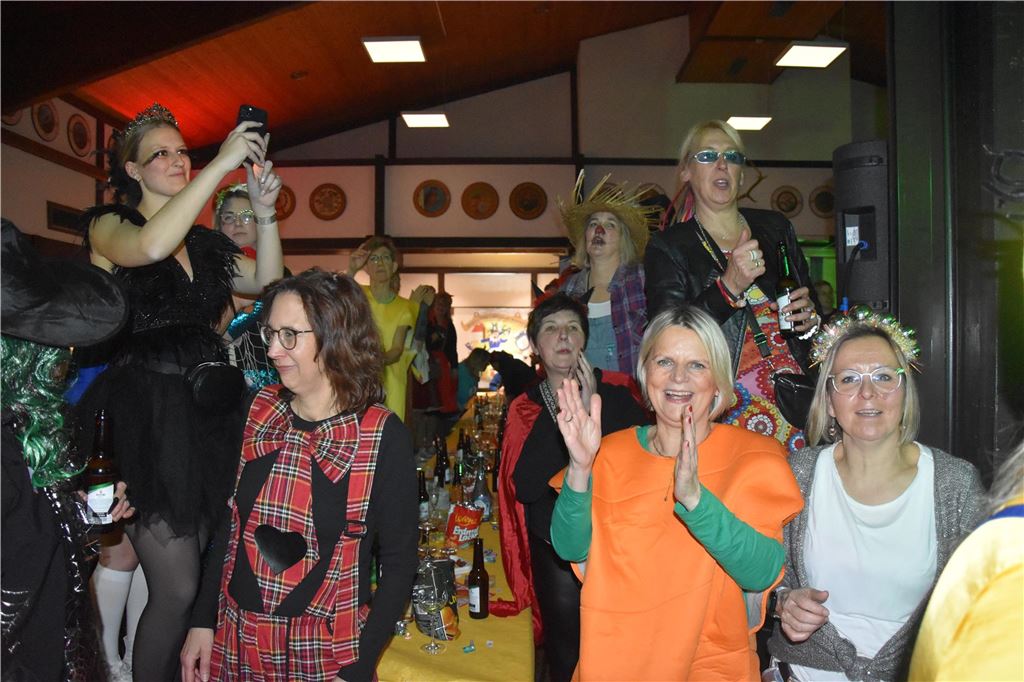 66-mal gute Laune bei der Damensitzung der MKG Alle haben Lust zu feiern: Die Stimmung war ausgelassen bei der Damensitzung der MKG am Samstagabend in der Hubertushalle.