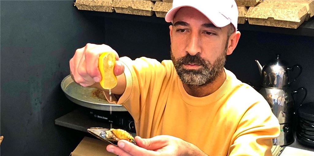 Türkisches Spezial-Streetfood: Das gibt es in Deutschland nur bei ihm, sagt Selah Akkoc Alles Handarbeit: Selah Akkoc töpfelt die Zitrone auf die frischen Muscheln, die mit einer speziellen Reismischung gefüllt sind.