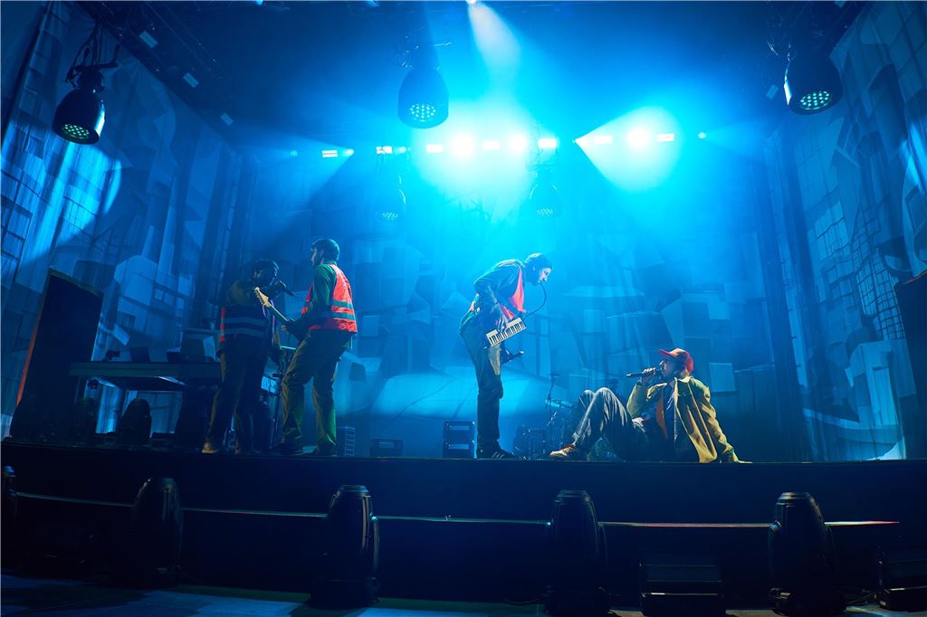 Musiker Alligatoah verwandelt Westfalenhalle in Retourenzentrum Alligatoah rollt mit Band übers Fließband.
