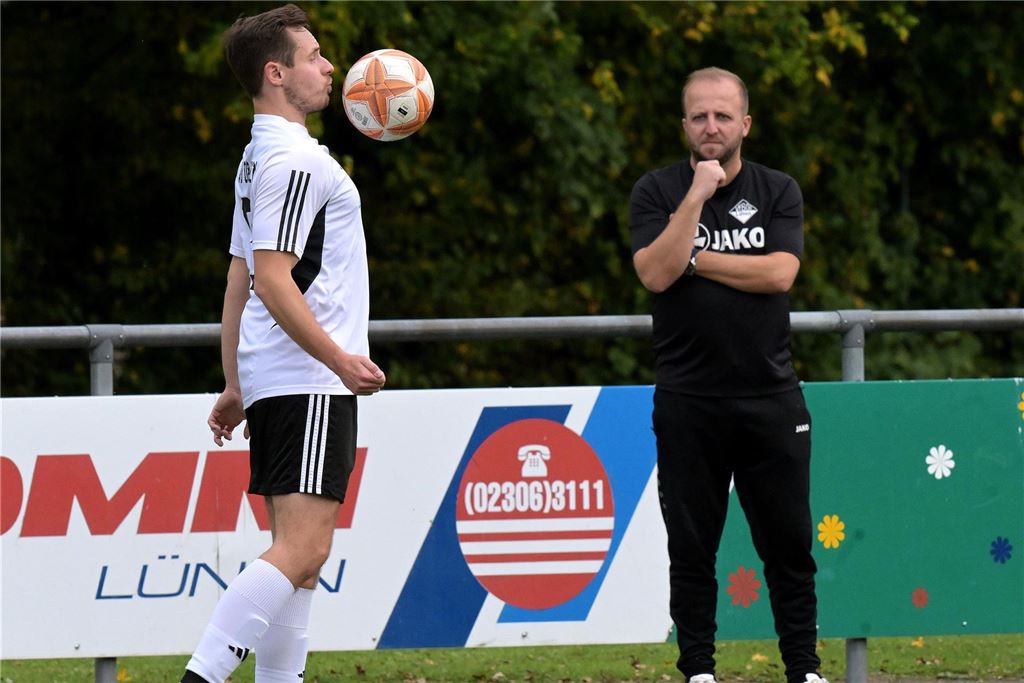 VfB Lünen steht kurz vor dem Klassenerhalt in der Kreisliga A Almir Halilovic am Seitenrand.
