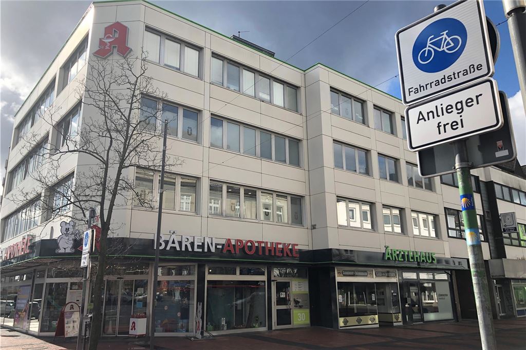 Hausarzt Justus Efing (33) fährt mit dem Lastenrad zum Hausbesuch Als angestellter Arzt ist Justus Efing in der Praxisgemeinschaft Dr. Arne Krüger tätig.