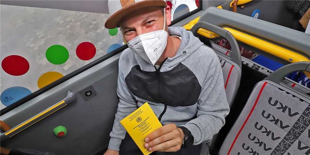 Zusätzliche Impftermine in Unna: Zahl der Auffrischungen steigt weiter Als die Impfnachfrage noch höher war als jetzt, waren im Kreis Unna auch Impfbusse unterwegs: Wie zum Beispiel am Markt in Unna, wo Simon Lüschen sich einen Piks abgeholt hat.
