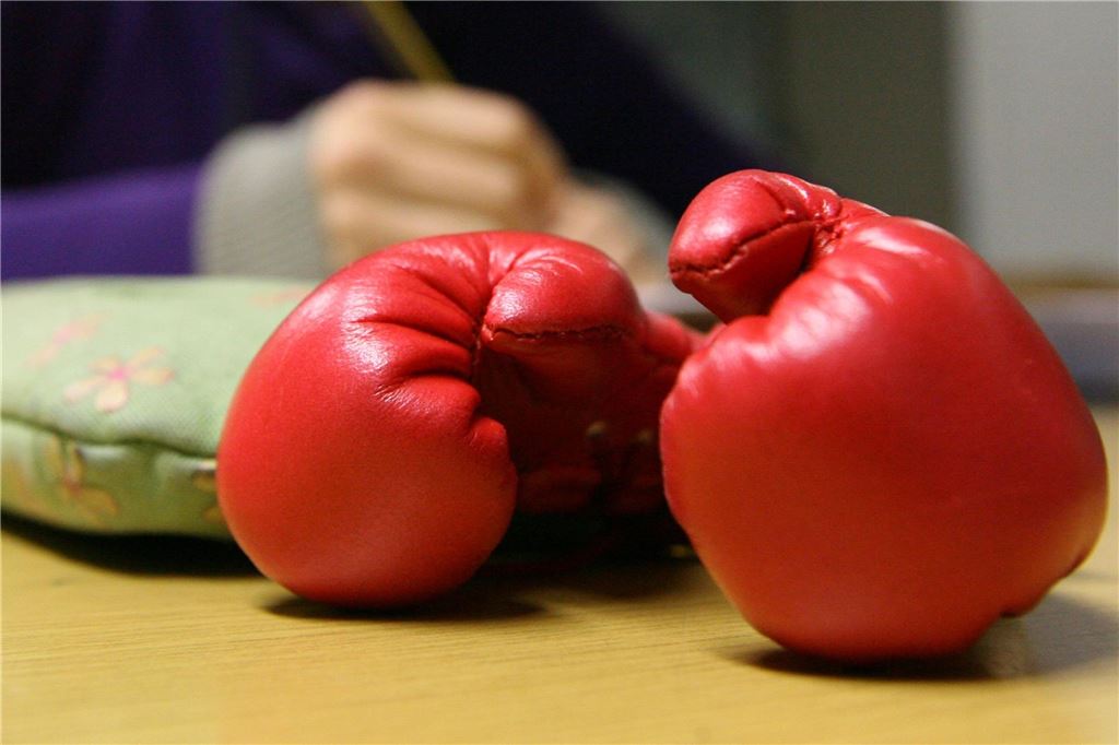 Der harte Weg aus der Drogensucht: Wie Steve B. clean wurde Symbolbild: Boxhandschuhe auf einem Tisch