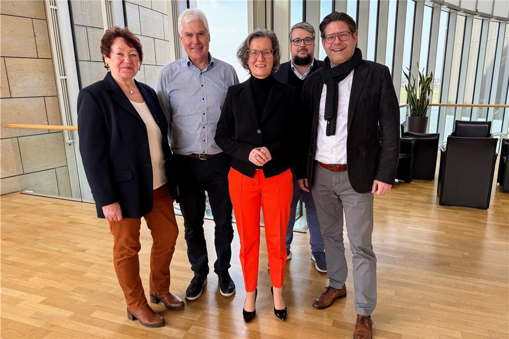 Nach IGA-Aus: CDU startet neuen Fördermittel-Anlauf für die Stadtmitte CDU-Fraktionsgeschäftsführerin Annette Adams, Bergkamens CDU-Fraktionschef Thomas Heinzel, NRW-Landesministerin für Heimat, Kommunales, Bau und Digitalisierung Ina Scharrenbach, CDU-Fraktionsvize Stephan Wehmeier und CDU-Stadtverbandsvorsitzender Marco Morten Pufke in Düsseldorf.