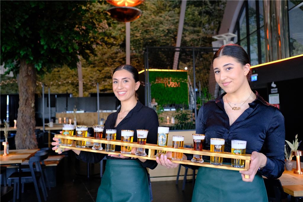 Angebot auf Sparflamme: Personalnot bei Gastronomie im Dortmunder U Kellnerinnen mit Bier im Brauturm im Dortmunder U