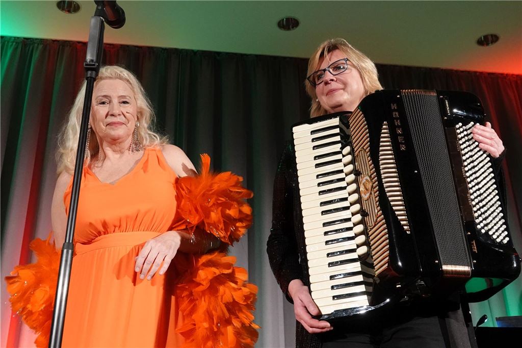 Musikalische Zeitreise des Duos Nostalgie Deluxe auf Haus Opherdicke Als Schriftstellerin Marianne und Musical-Komponistin Andrea schlüpfte das Duo Nostalgie Deluxe in musikalische Rollen.