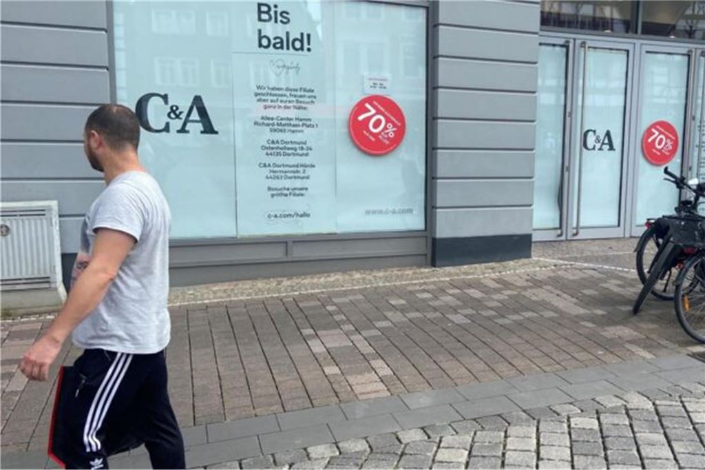 „Back to the City Centers“: Steht C&A vor einer Rückkehr nach Unna? "Bild bald!" stand auf den verhängten Fenstern der C&A-Filiale in Unna, als sie 2022 geschlossen hatte.