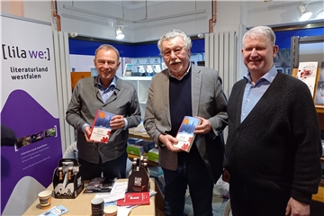 Altbürgermeister Werner Kolter (links) und Moderator Armin Schumacher (Mitte) sprachen über den Krimi "Tief eingeschneit" von Louise Penny. Organisator Klaus Steinlage (Drucker-Domain) freut sich auf weitere Veranstaltungen in der Reihe "Sonntags um Drei in Massen".