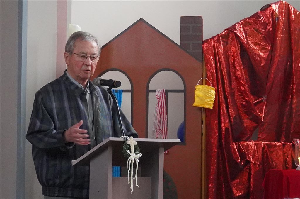 90 Jahre Kirche Billmerich: Ohne Kirchenbau wäre das Dorf ein anderes Altpastor Otfried Bisplinghoff hat die Kirche und die Gemeinde in Billmerich viele Jahre begleitet. Am Samstag hielt er einen Vortrag.