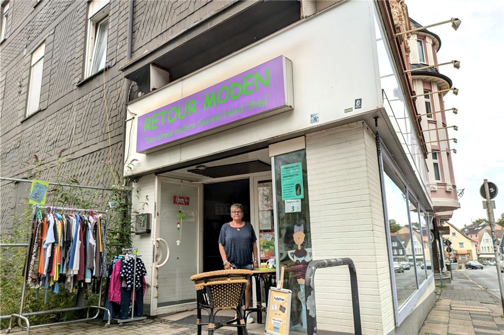 Der letzte Sommer mit Second-Hand: Andrea Otto schließt Retour Moden Inhaberin Andrea Otto steht vor ihrem Laden Retour Moden in Schwerte.