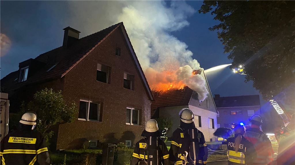 Brandruine an der Reuterstraße: Kriminalfall beschäftigte 2022 die Gemeinde Die Feuerwehr löscht einen Dachstuhl, der in voller Ausdehnung brennt. Am 13. Juni 2022 legte der damals 74-jährige Mann in seinem Haus an der Reuterstraße in Holzwickede an mindestens sechs Stellen Brandsätze.
