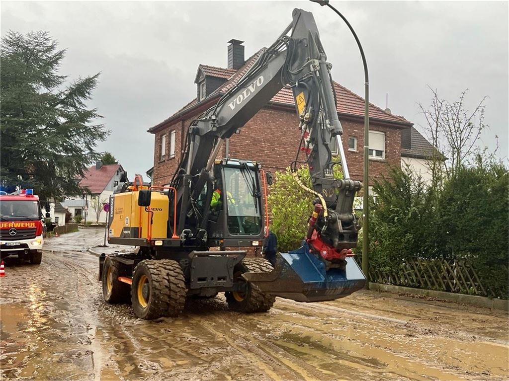 Hochwasser 2025: Ein Bagger auf der Hauptstraße