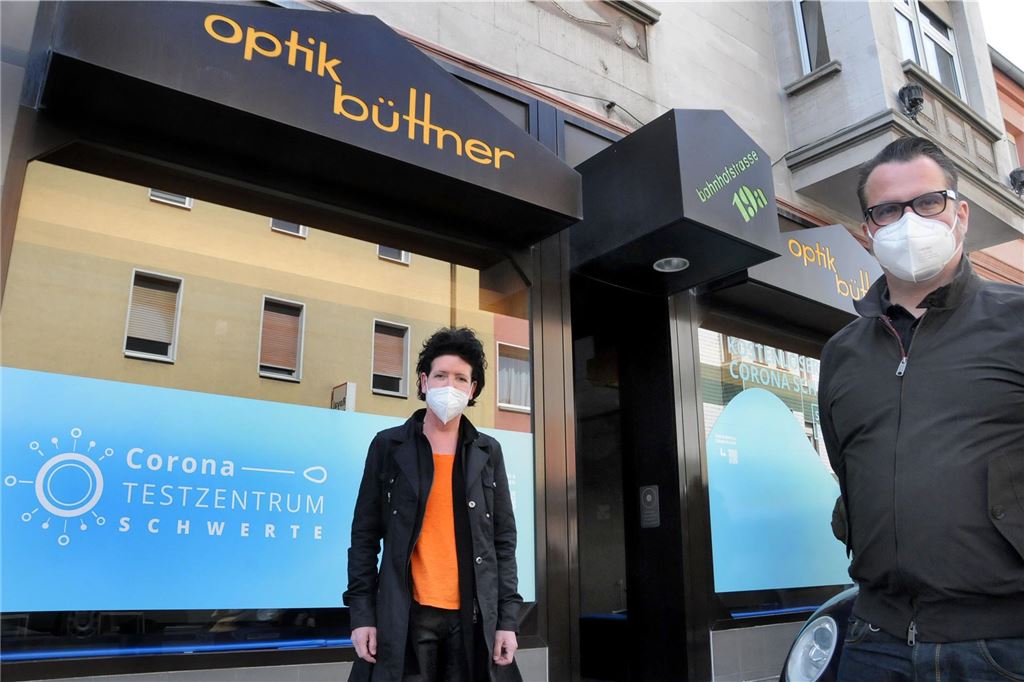 Letztes Corona-Testzentrum der Stadt an der Bahnhofstraße geschlossen Am 29. März 2021 hatte der Apotheker Carsten Schumacher (r.) das Testzentrum an der Bahnhofstraße zusammen mit der Ärztin Dr. Catrin Hartmann-Böhm (l.) eröffnet.