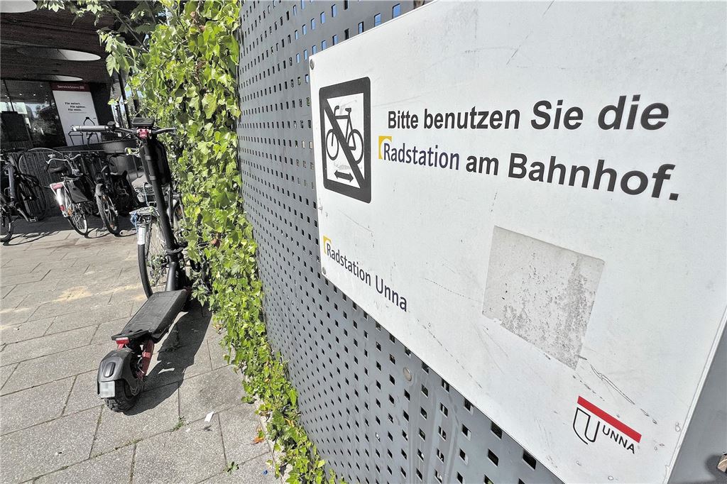 Stadt Unna plant Kampagne gegen Fahrrad-Falschparker Am Bahnhof Unna weist ein Schild an einem Zaun darauf hin, dass dort keine Fahrräder abgestellt werden. Radfahrer sollen stattdessen die Radstation benutzen. Unweit des Schildes parken Fahrräder