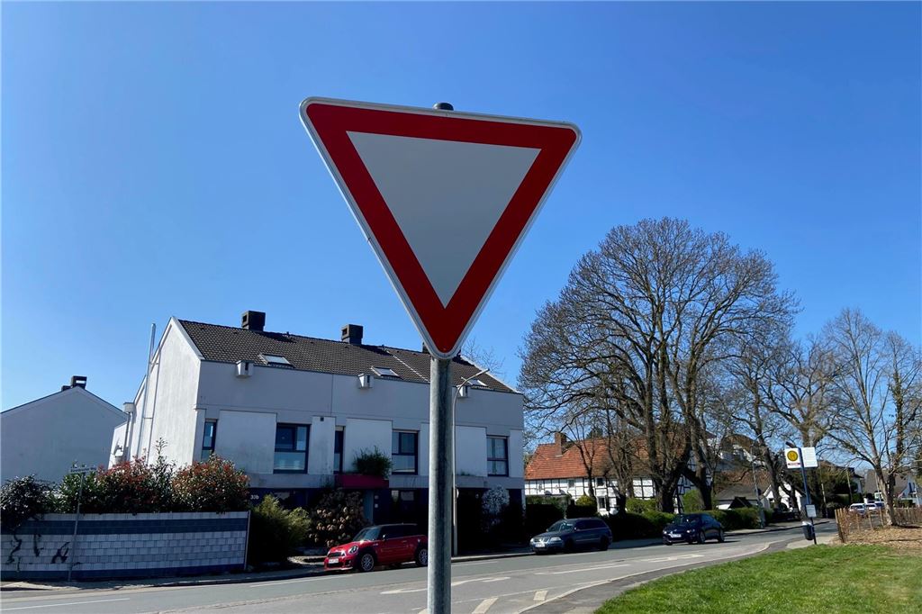 Unfallschwerpunkte in Schwerte: Hier hat es häufig Unfälle gegeben Im Vordergrund ist ein Vorfahrt-achten-Schild zu sehen, im Hintergrund sind eine Straße und Häuser.