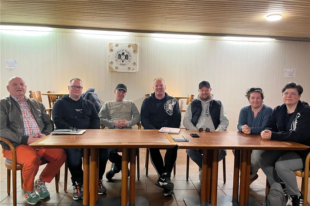Deutliche Worte an den FLVW: Lüner Vereine reagieren auf Fußballkreis Manfred Ungethüm (v.l.), Florian Dellbrügge, Carsten Broda, Tom Girlich, Stephan Ahland, Jessica Bettinger, Stephanie Zablonski sitzen an einem Tisch.