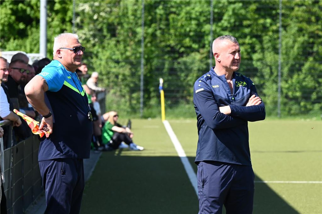 Kamener SC besiegt die SG Massen knapp Bernd Schimanski und Ahmet Kahya schauen aufs Spielfeld